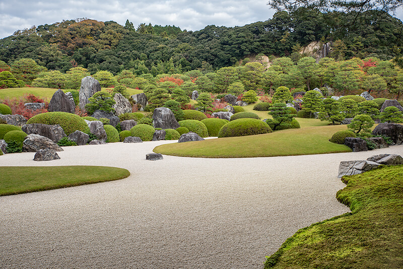 枯山水庭と鶴亀の滝