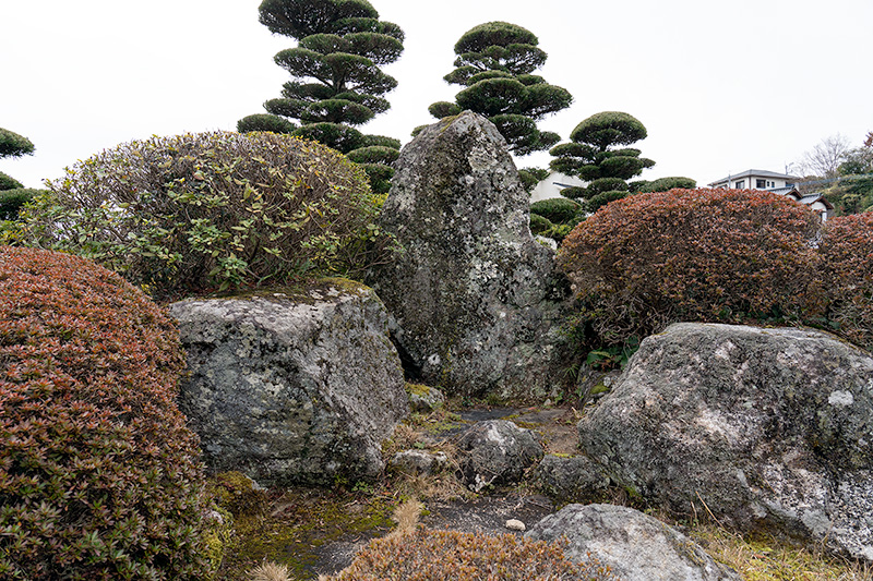 築山頂部の三尊石組