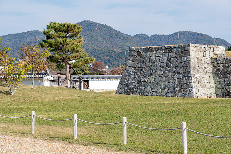 石垣越しに南宮山や向山を眺める