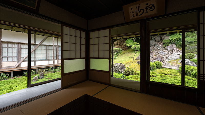 書院からの額縁庭園