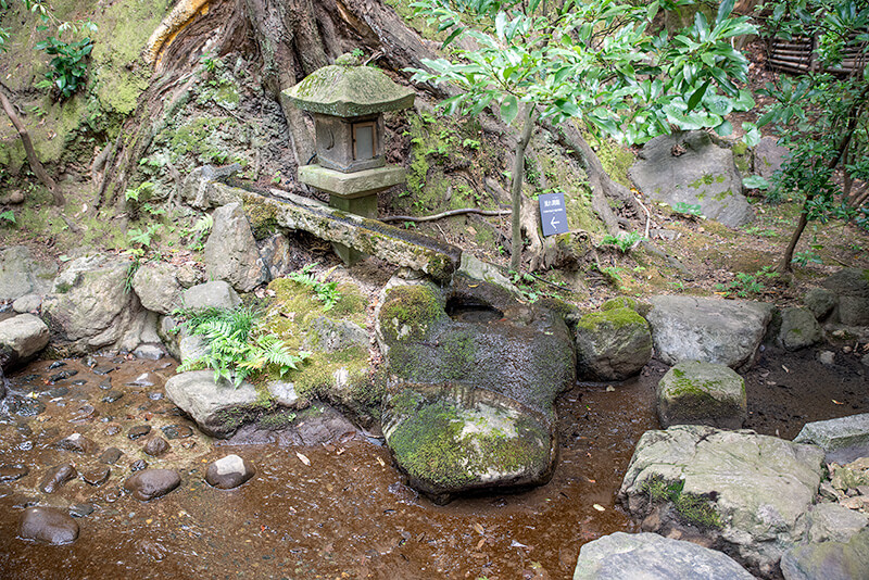 流れ蹲踞（つくばい）