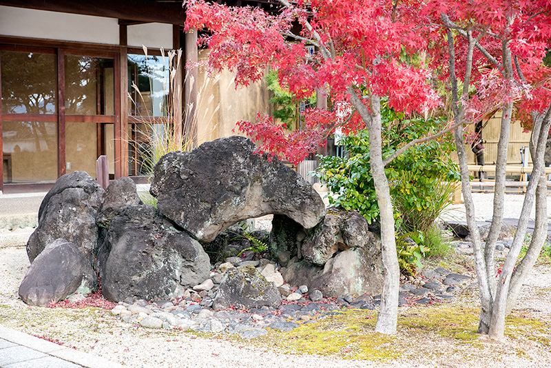 洞窟石組のような枯山水