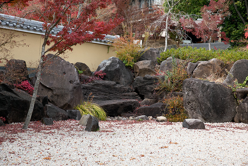 参道入口の枯山水