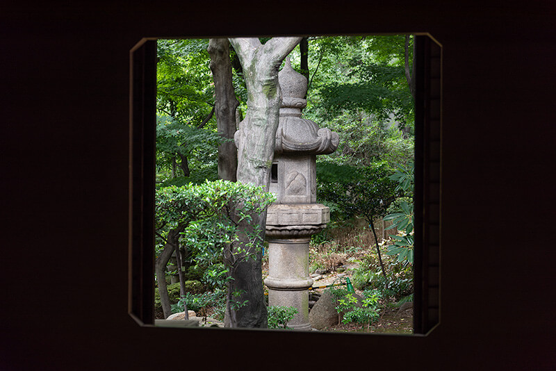 石灯籠と中心とした額縁庭園