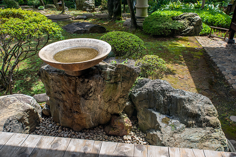 観賞用の手水鉢