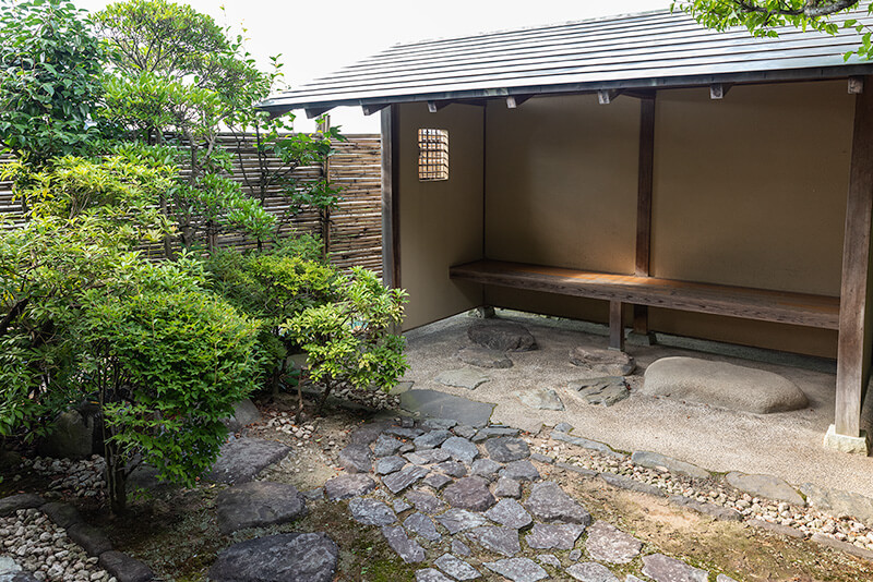 内露地にある腰掛待合