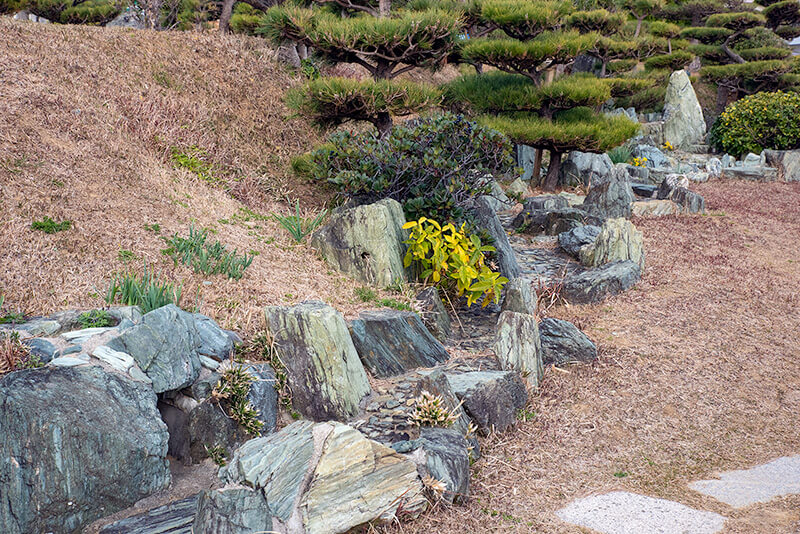 青石をふんだんに用いた枯山水