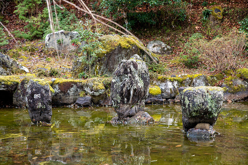 3つの岩島と蓬莱山