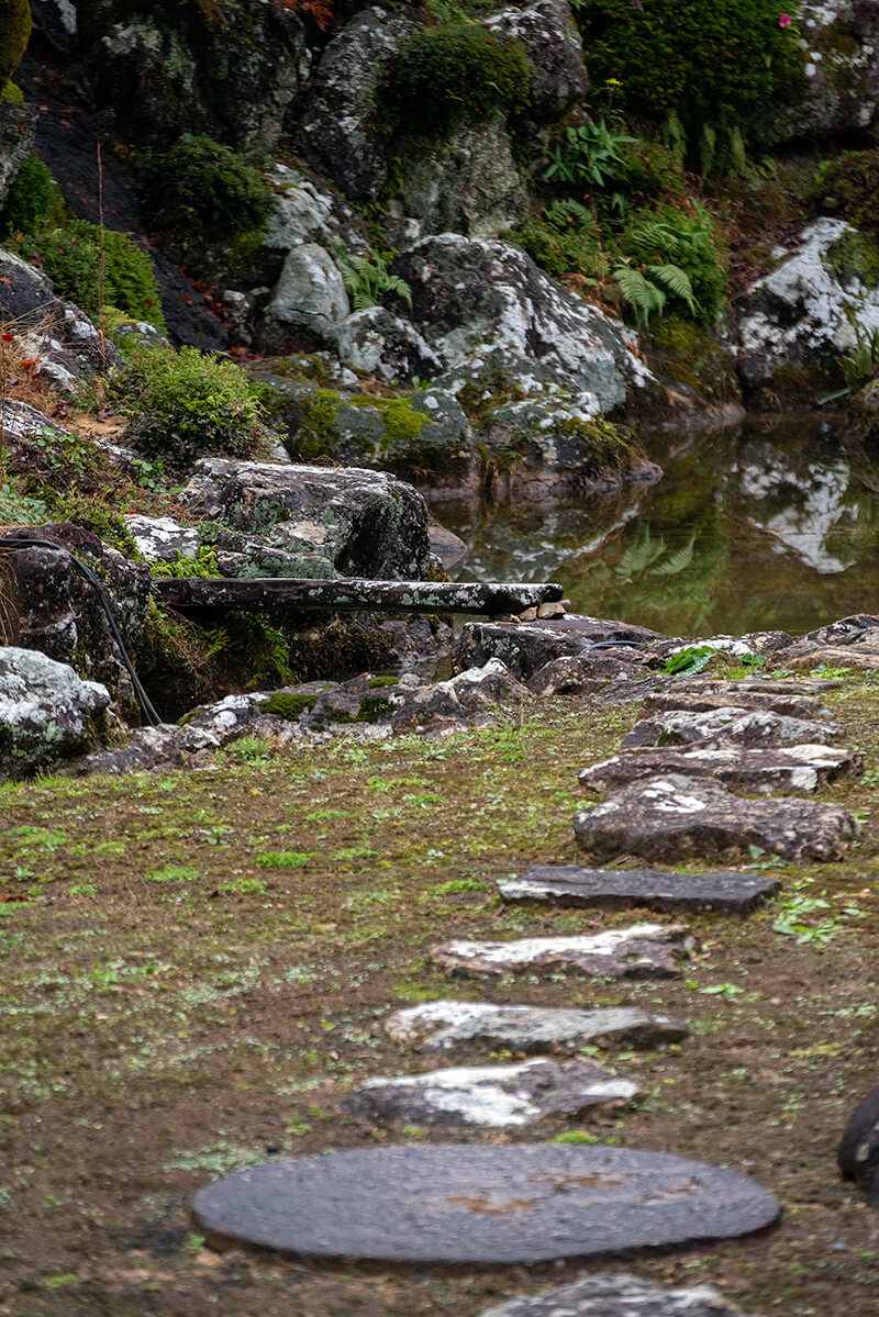 薄くて華奢な石橋