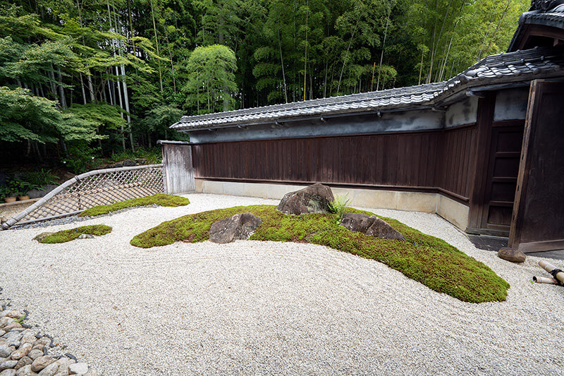 苔の野筋に三尊石風に石を置いている