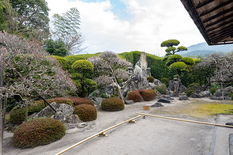 大刈込式蓬莱石組庭園