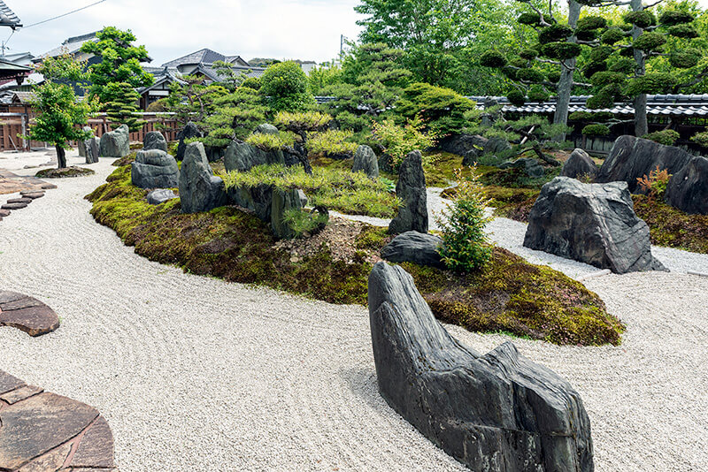 蓬莱山に向かって旅立つ石として舟石を据えている