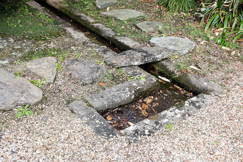 鍵形の水路