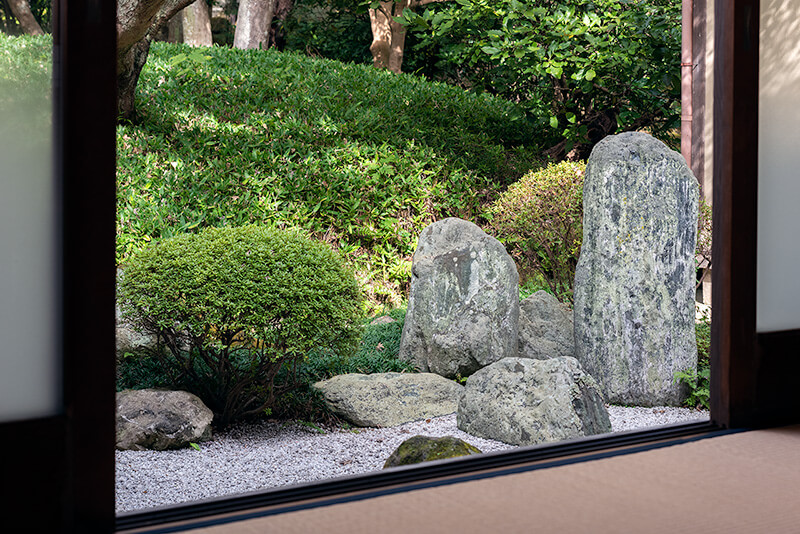 坪庭で長寿寺唯一となる石組