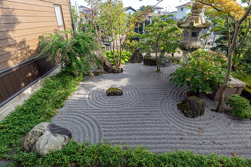 前住職が作庭した枯山水