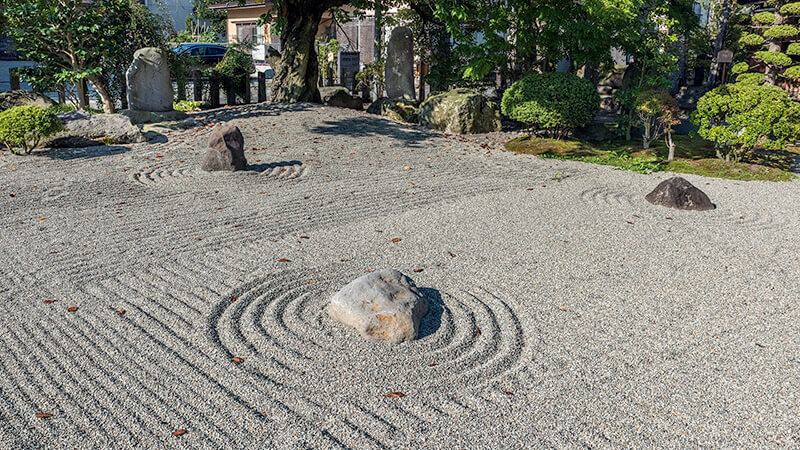 参道沿いには自由に拝見できる石庭