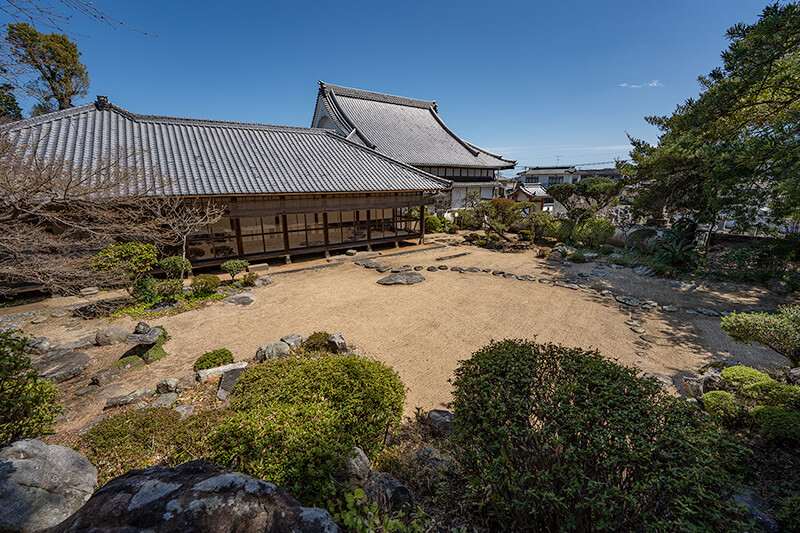 築山に登り長昌寺庭園を見下ろしてみる