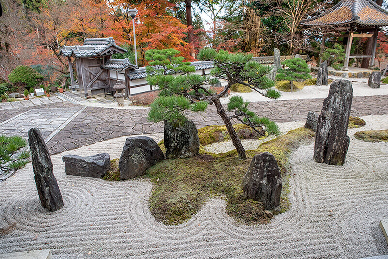 石を積極に立て重森家の庭園らしさを感じる