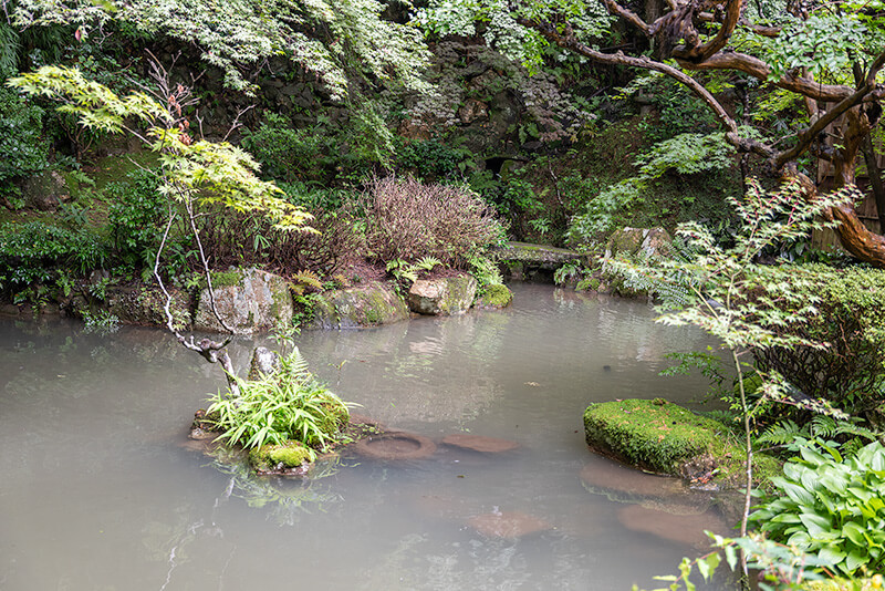 岩島へ向かって沢飛石