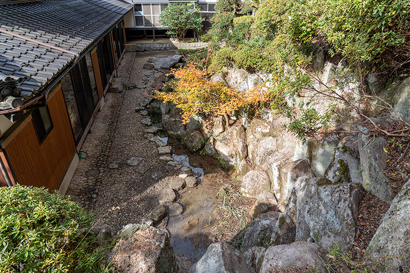 山畔に少し登ることができる