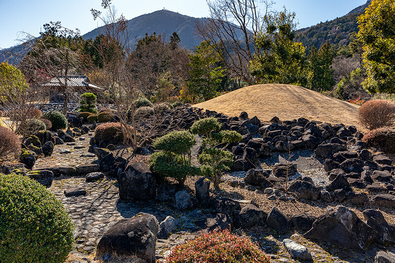 富士山を摸した築山