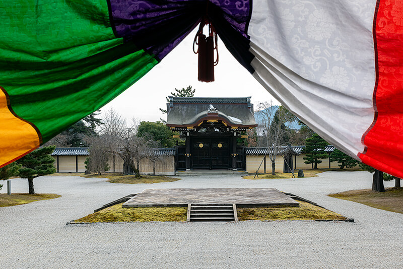 石舞台と勅使門
