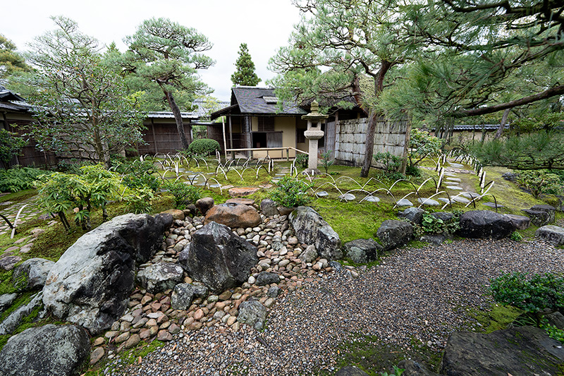 蹲踞（つくばい）と枯流れを組み合わせた意匠