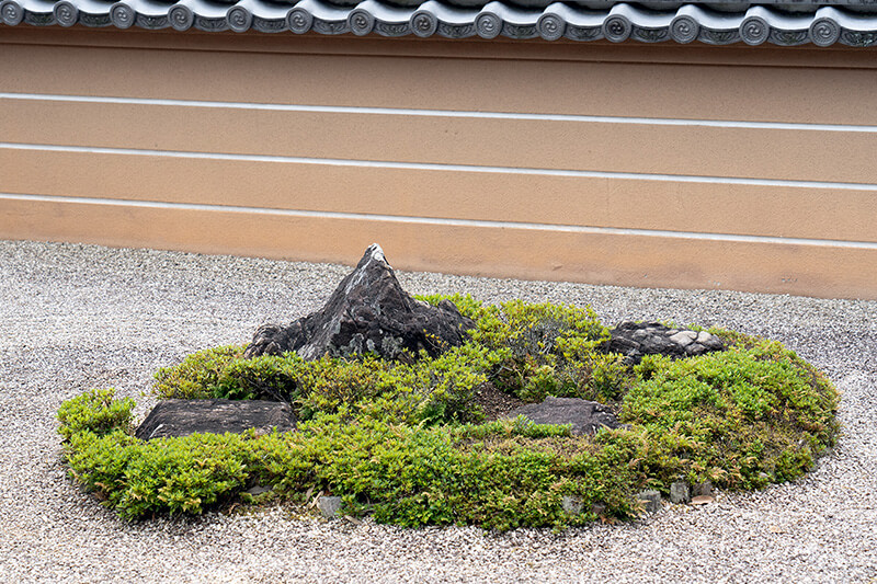 3つの伏石と山形の石