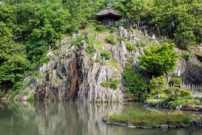 岩山である梵音巌（ぼんのんがん）