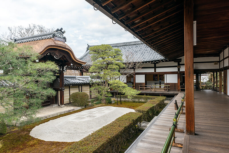 砂盛と唐門(勅使門)