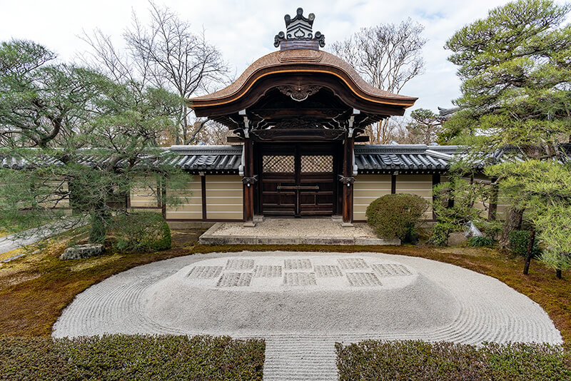 砂盛と唐門(勅使門)