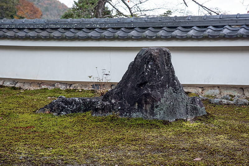 山並みをイメージする見事な石