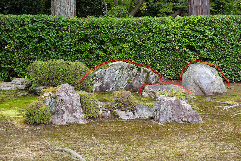 三尊石組 添石（脇侍石）の方が高くなっている