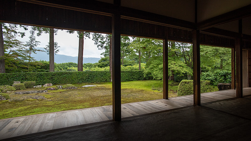 縁側横に蹲居（つくばい）を据えている