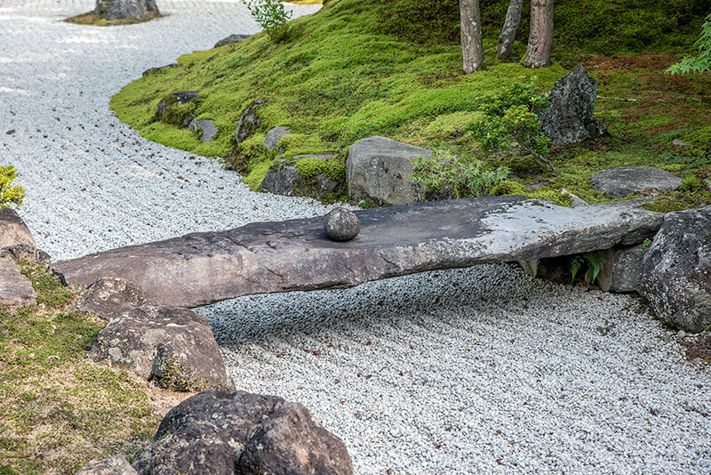 球石はこの先立ち位置禁止を示す結界