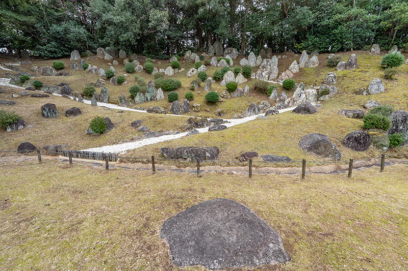 礼拝石から旧円融寺庭園を眺める