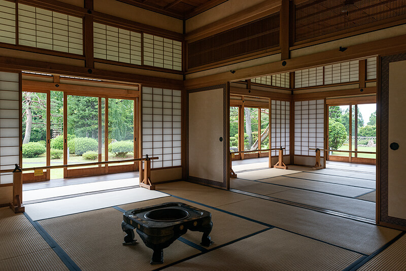 和館から額縁庭園を撮影