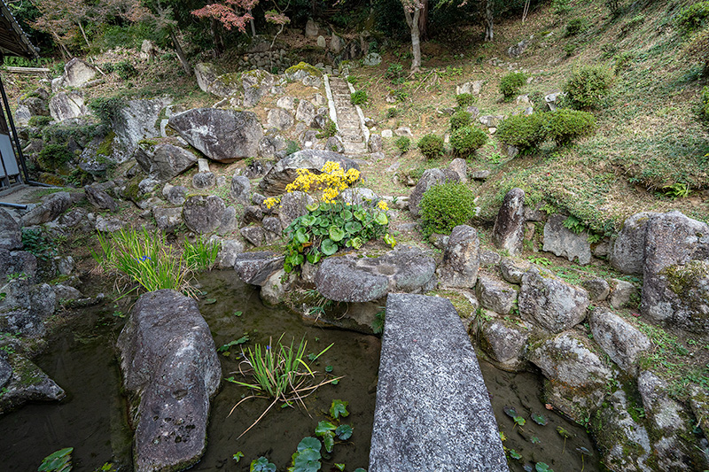 亀甲石