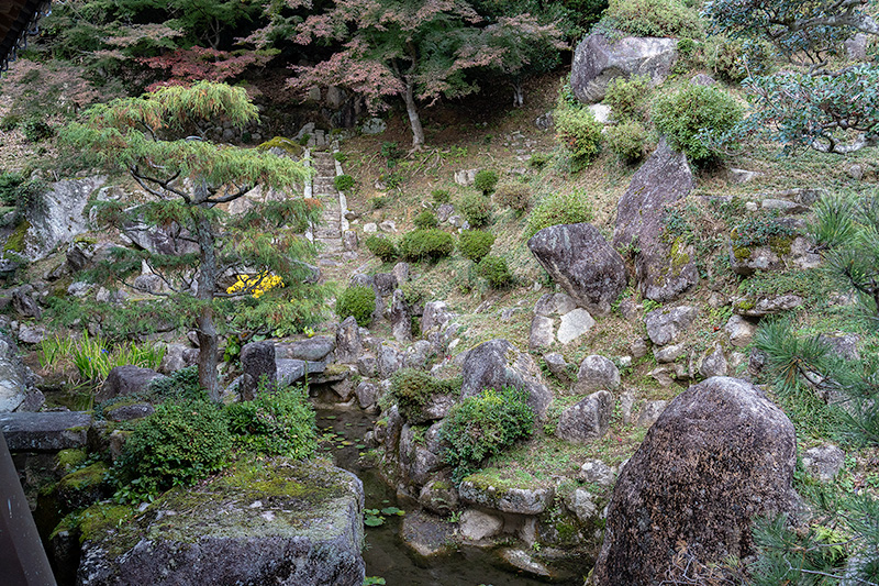 山裾は枯滝石組