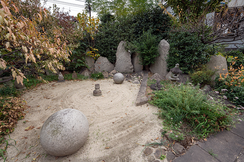 正法禅寺山門　○△□の庭