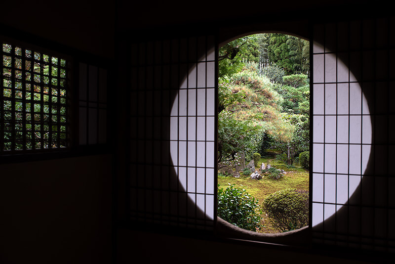 丸窓の額縁庭園