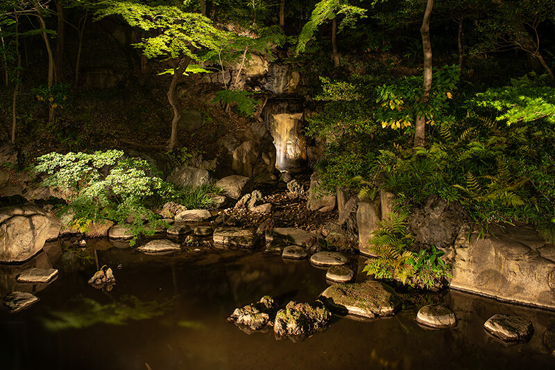 井戸水を水源とした滝石組（大滝）