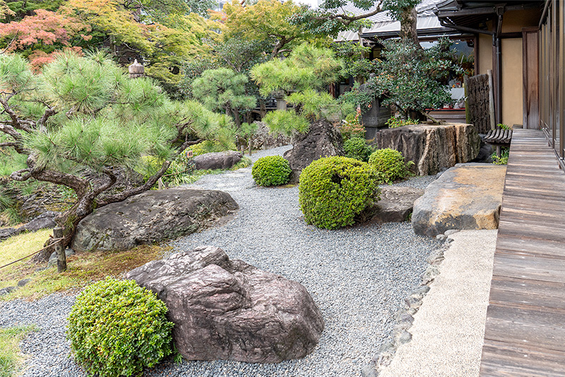 鞍馬石の沓脱石