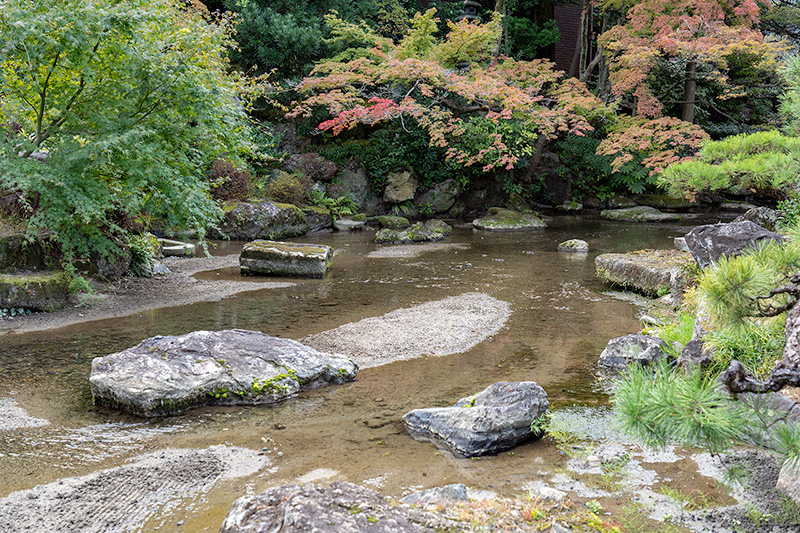 高瀬川へと水流