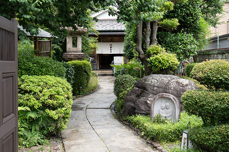 山野愛子邸（がんこ新宿）へのアプロート