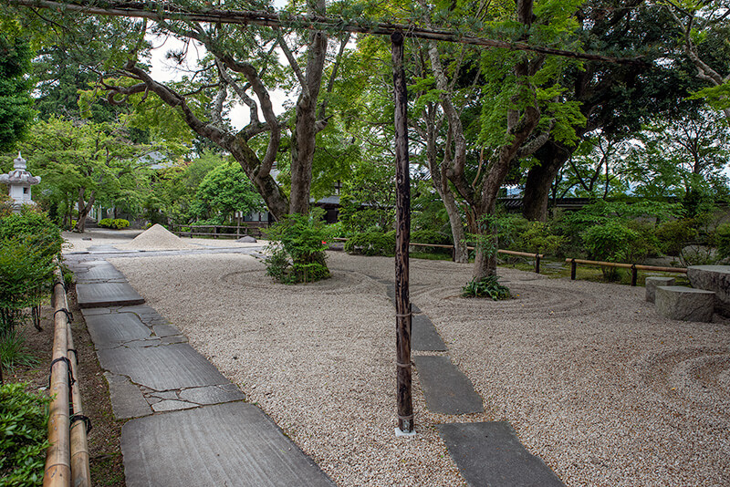 平安時代初期に創建された由緒ある寺院