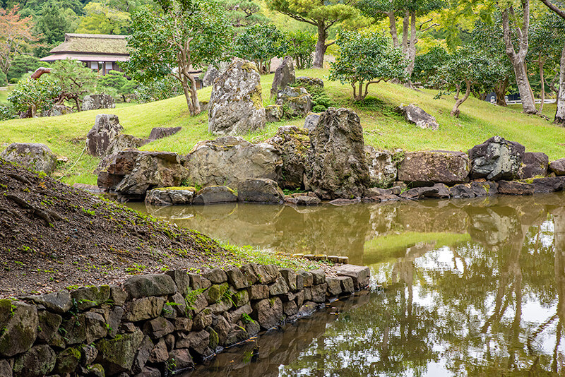 船小屋跡から鶴島東部を望む