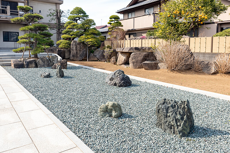 青石で揃えた枯山水で濁流を表現