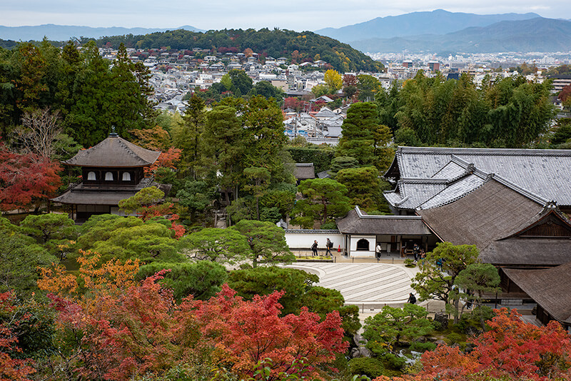 眺望地点から慈照寺を見下ろす