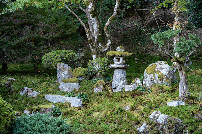 山燈篭は自然石風な岩肌